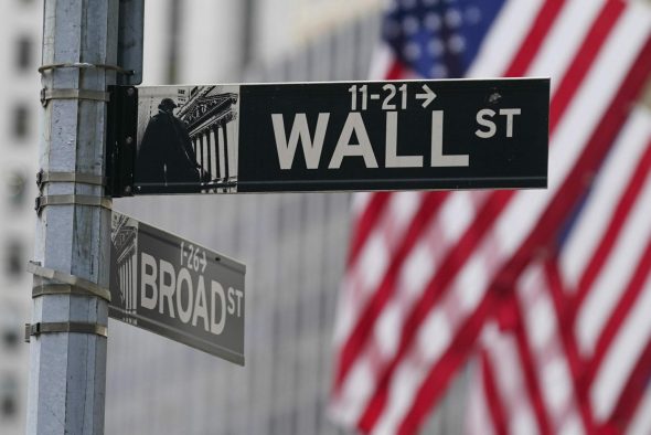 Wall Street Drops As Tech Selloff Persists, European Shares Steady