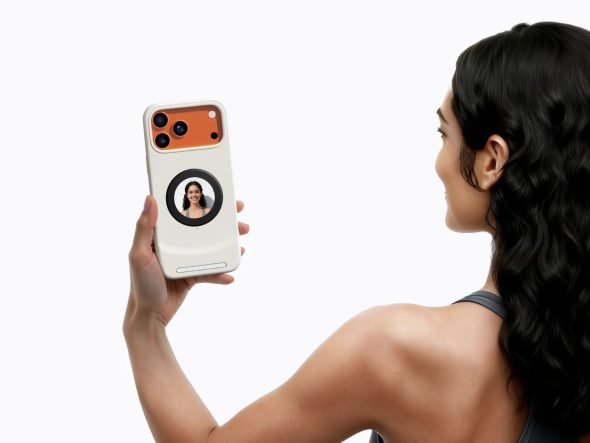 Selfix Case Brings a Second Screen to the iPhone 17 Pro Series