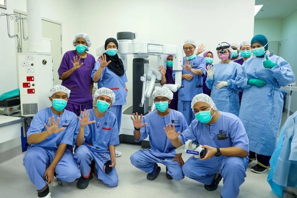 UMMC and CelcomDigi achieve one of the first-ever multi-country live surgery using 5G-enabled AI HoloMedicine