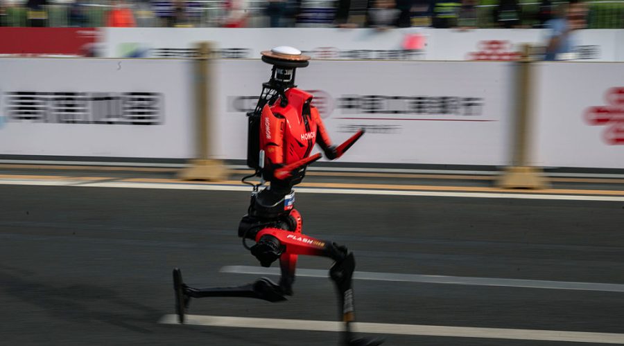 Robots beat human records at Beijing half-marathon